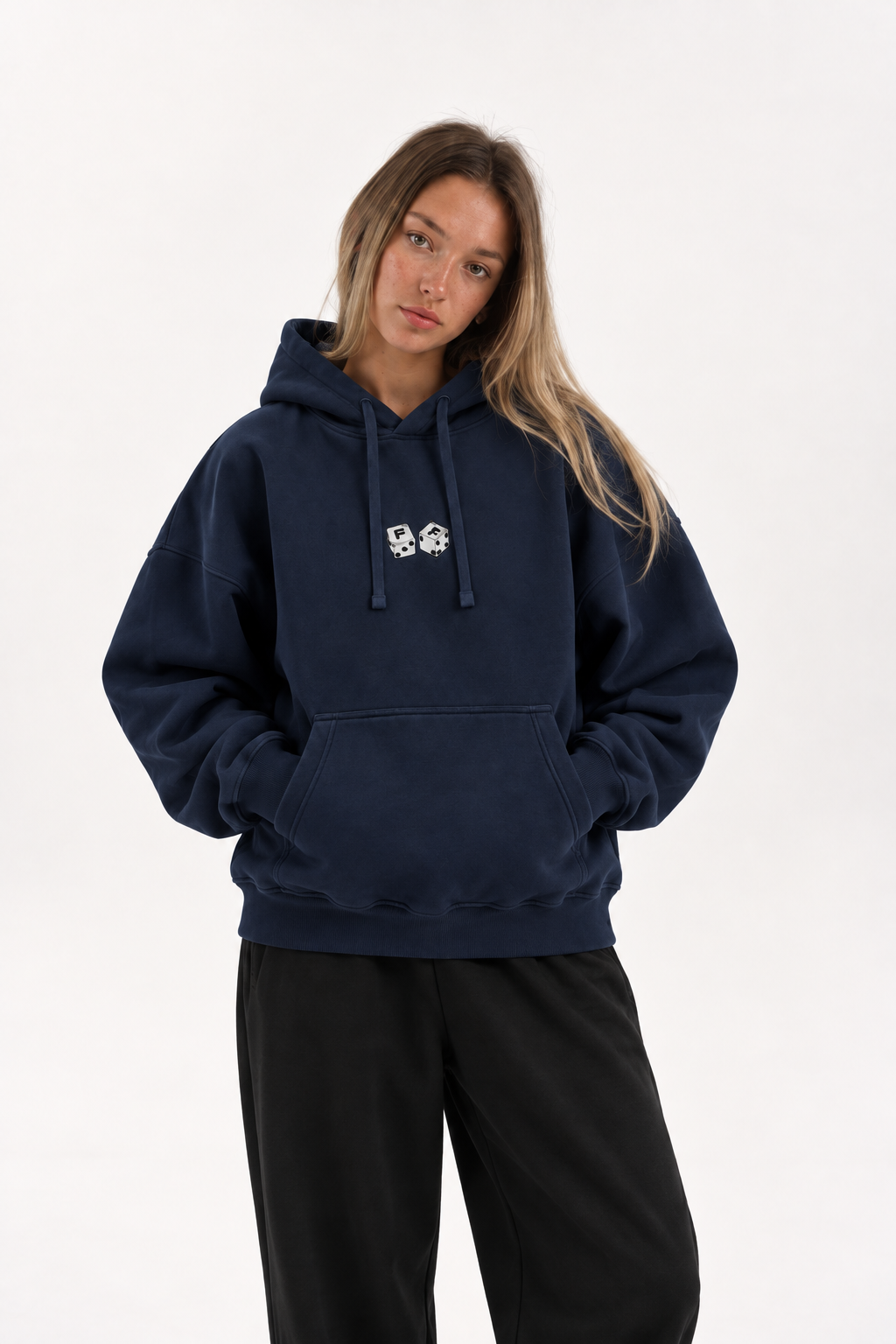 Polerón Essential Dice Flaw - Azul marino - mujer en estudio - frente