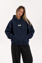 Polerón Essential Dice Flaw - Azul marino - mujer en estudio - frente