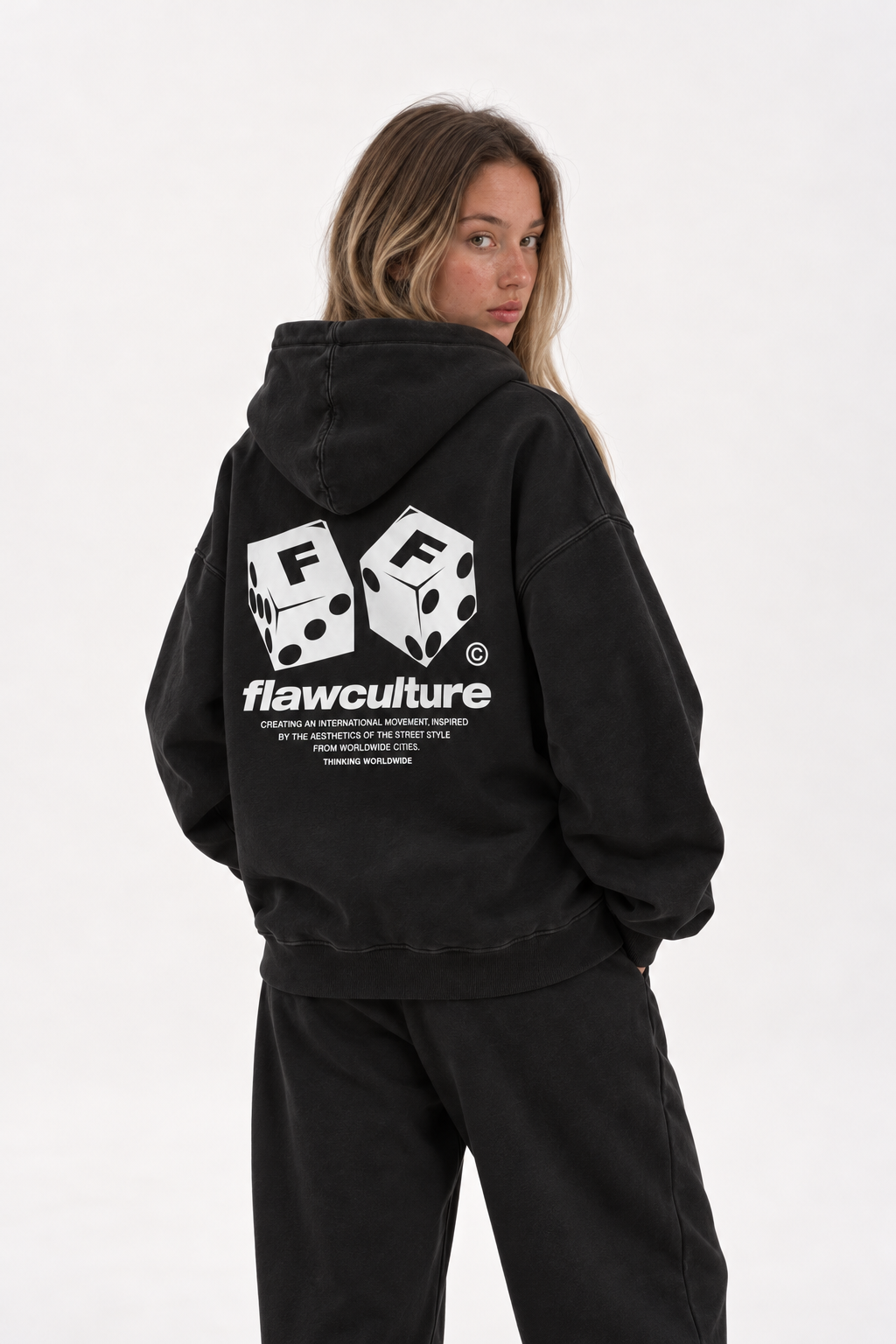 Polerón Essential Dice Flaw - Negro - mujer en estudio - espalda