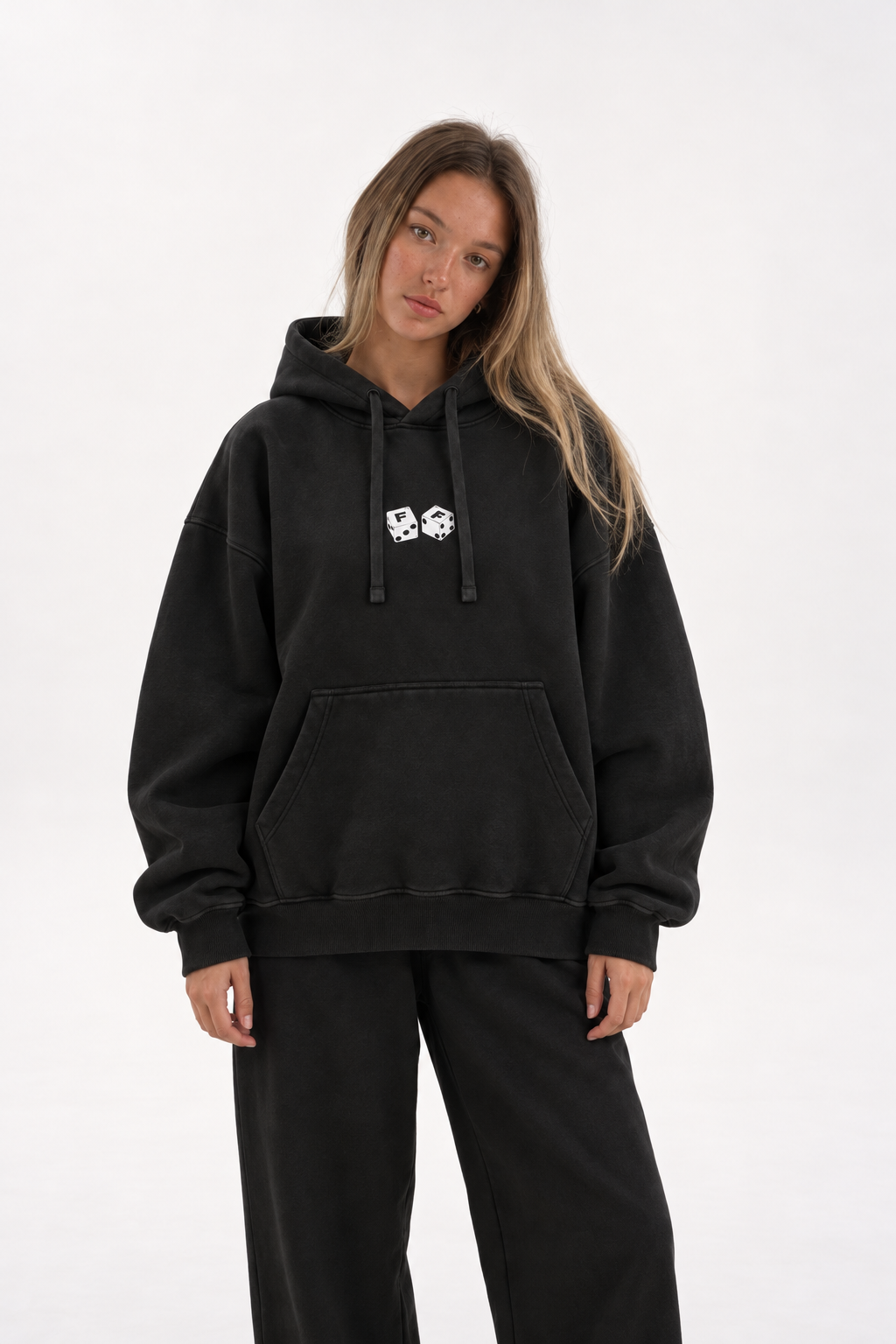 Polerón Essential Dice Flaw - Negro - mujer en estudio - frente