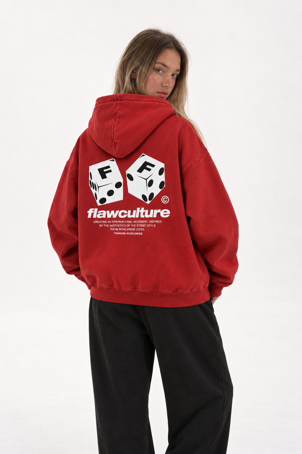 Polerón Essential Dice Flaw - Rojo - mujer en estudio - espalda