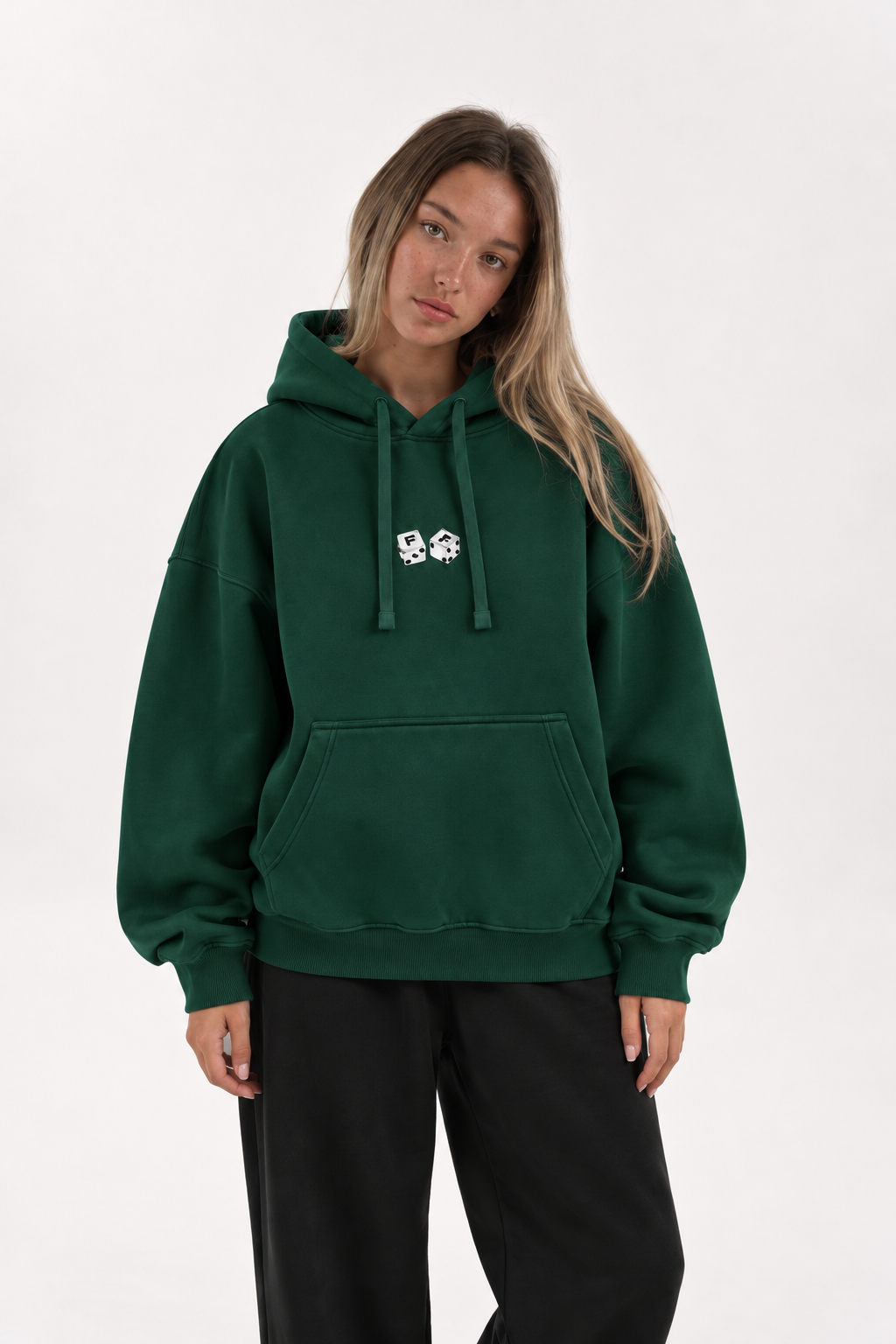 Polerón Essential Dice Flaw - Verde botella - mujer en estudio - frente