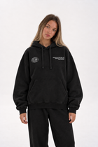 Polerón Essential World Flaw - Black - mujer en estudio