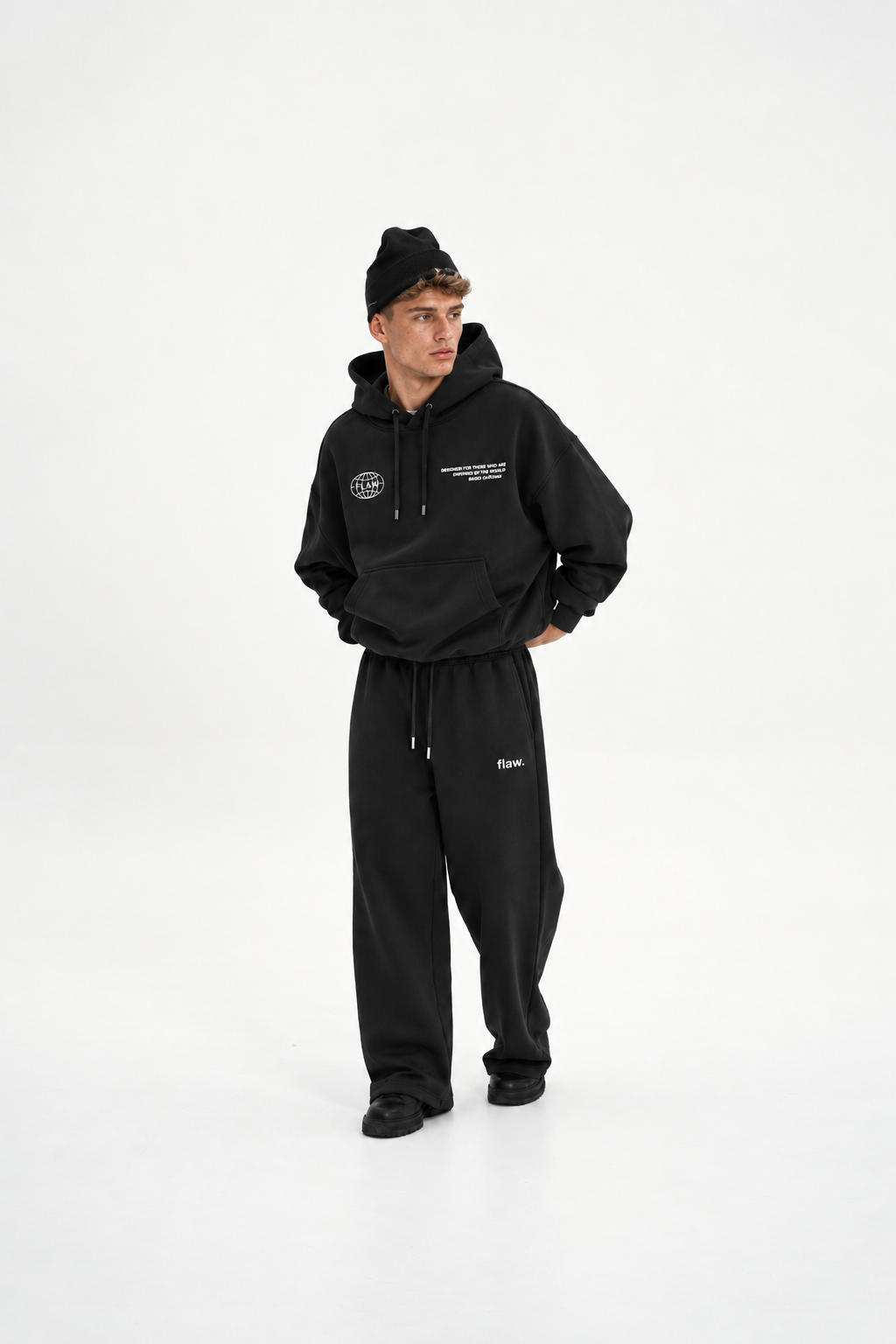Modelo con conjunto negro Flaw Essential World