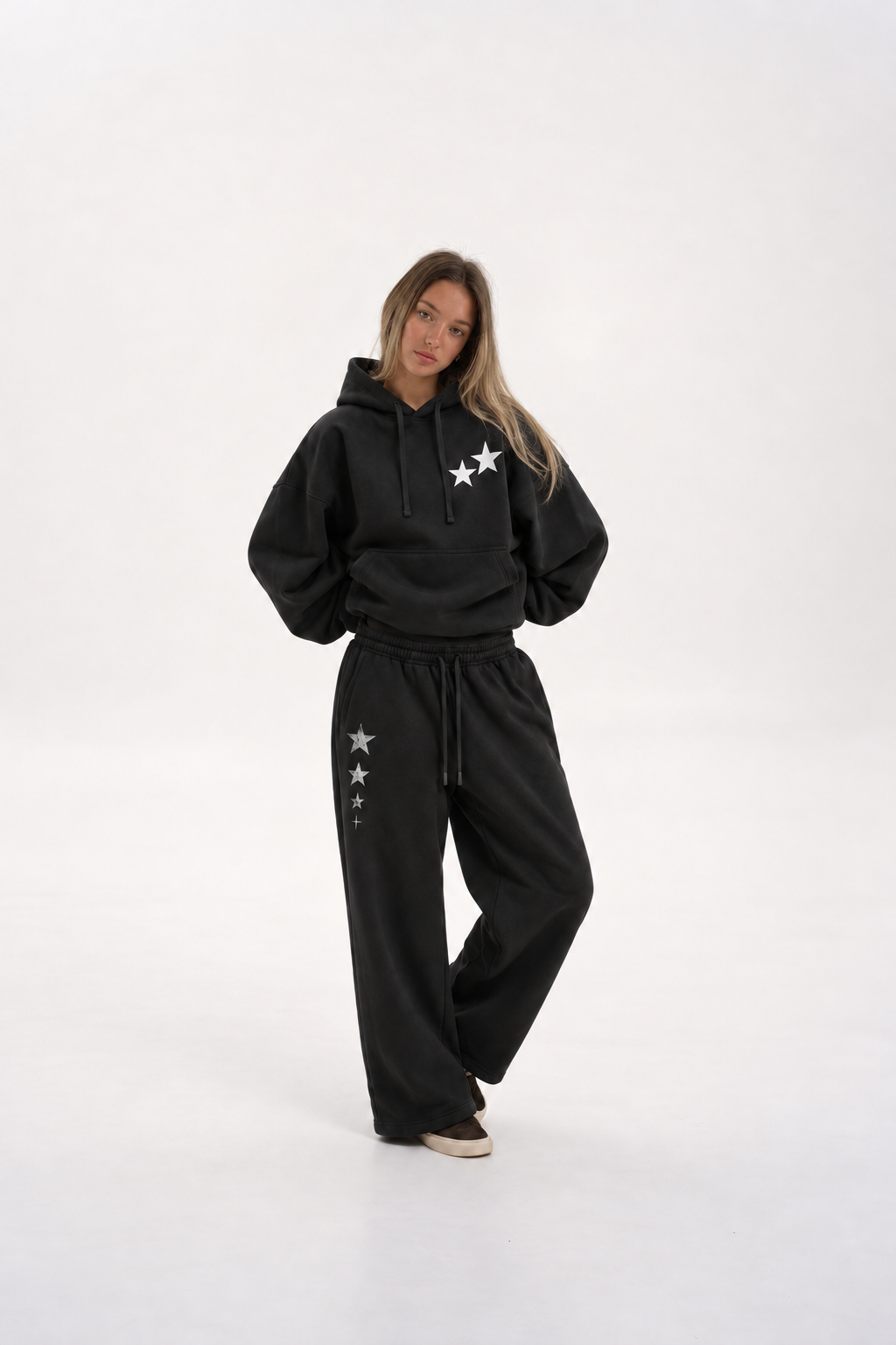 Modelo con conjunto negro Flaw Twins Star