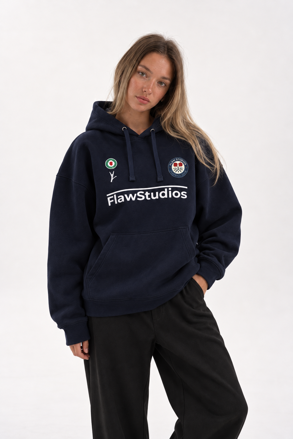 Polerón Essential Football Club Flaw - Azul marino - mujer en estudio - frente