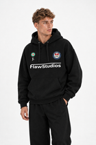 Polerón Essential Football Club Flaw - Black - hombre en estudio - frente