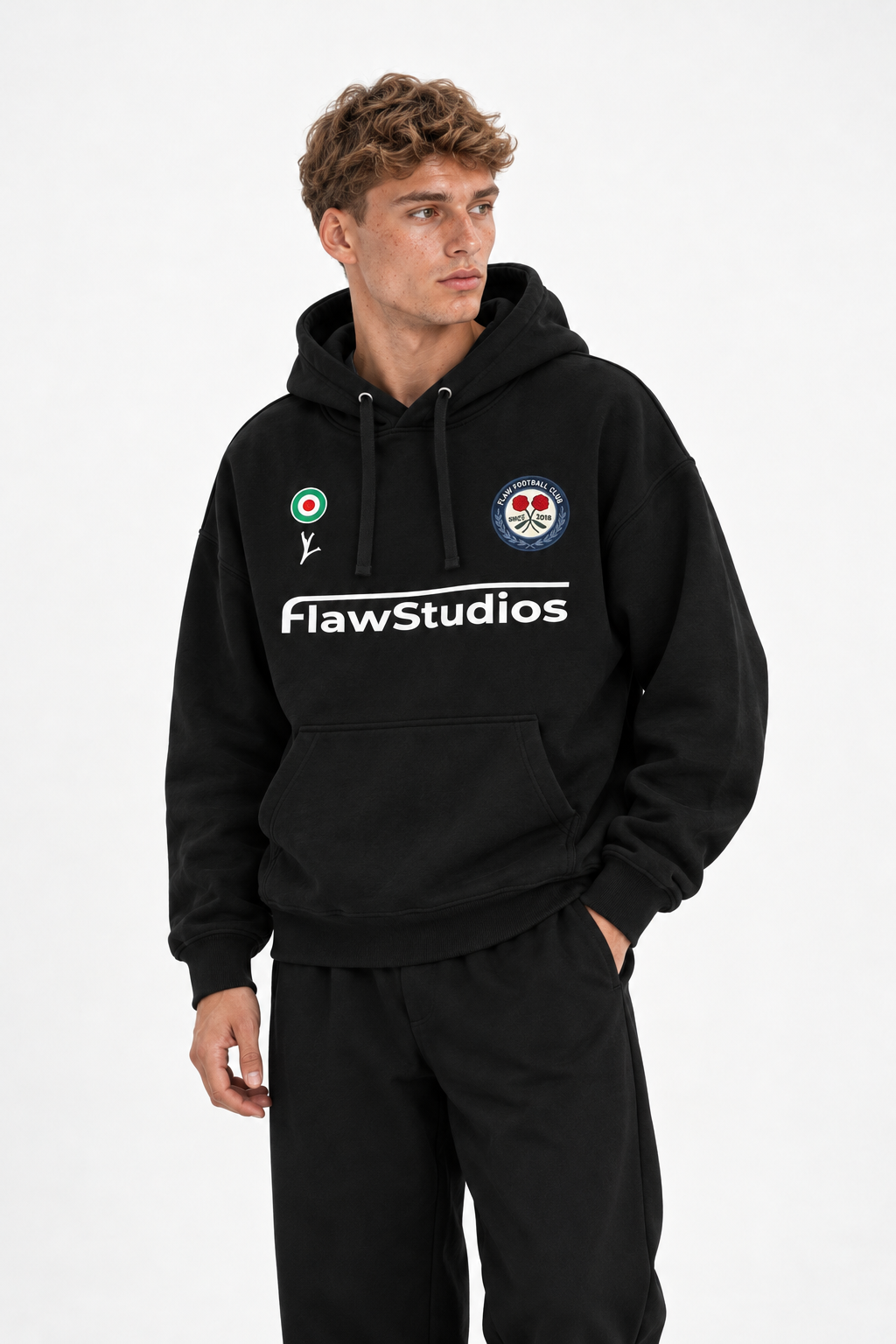 Polerón Essential Football Club Flaw - Black - hombre en estudio - frente