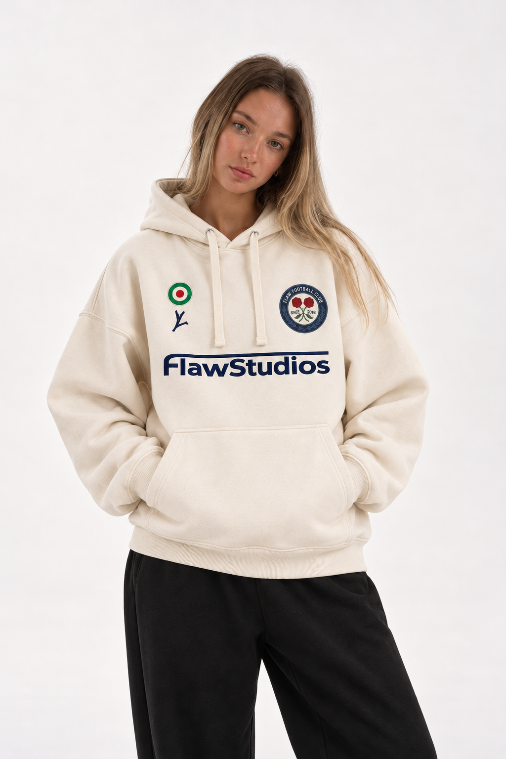 Polerón Essential Football Club Flaw - Crudo - mujer en estudio - frente