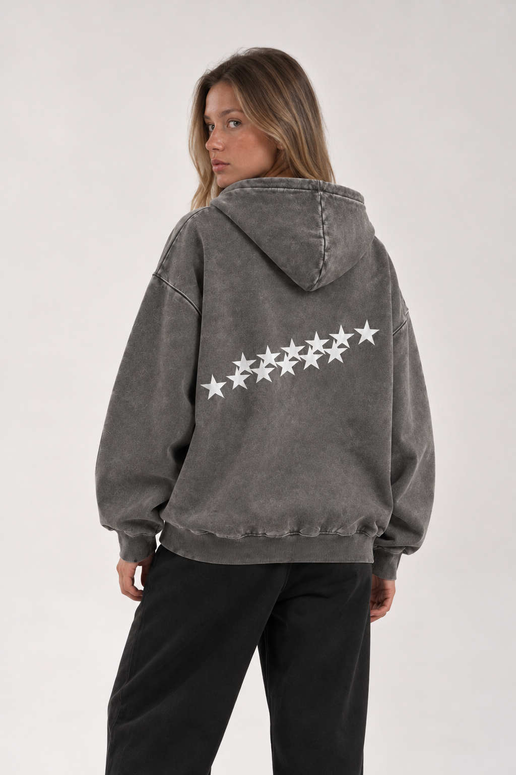Polerón Essential Lactea Acid Flaw - Gris Acid Wash - mujer en estudio - espalda