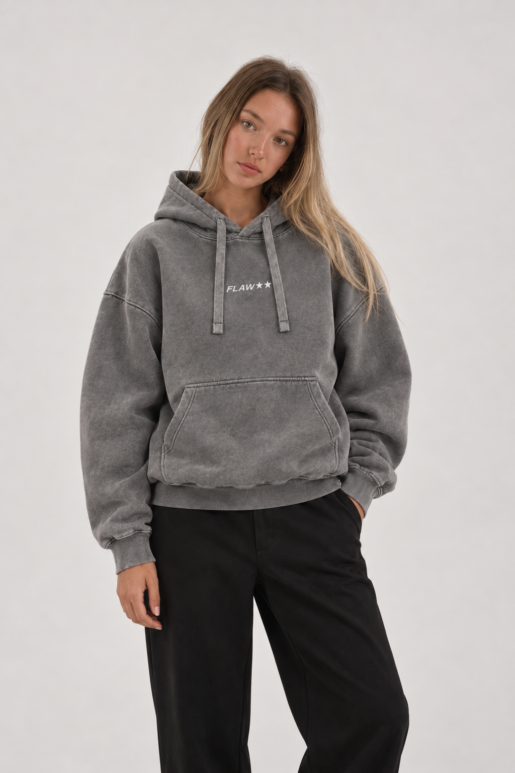 Polerón Essential Lactea Acid Flaw - Gris Acid Wash - mujer en estudio - frente
