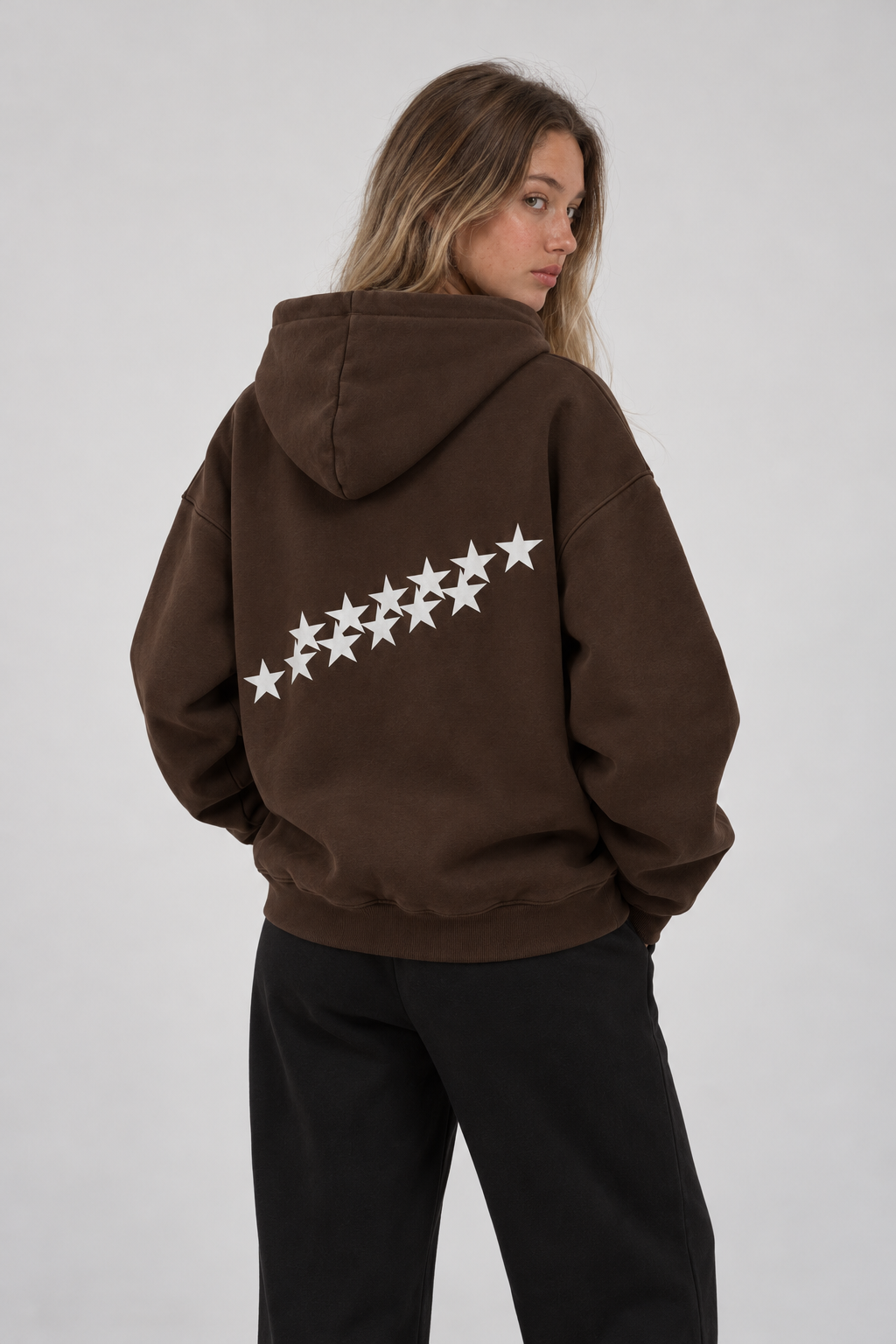 Polerón Essential Lactea Flaw - Café - mujer en estudio - espalda