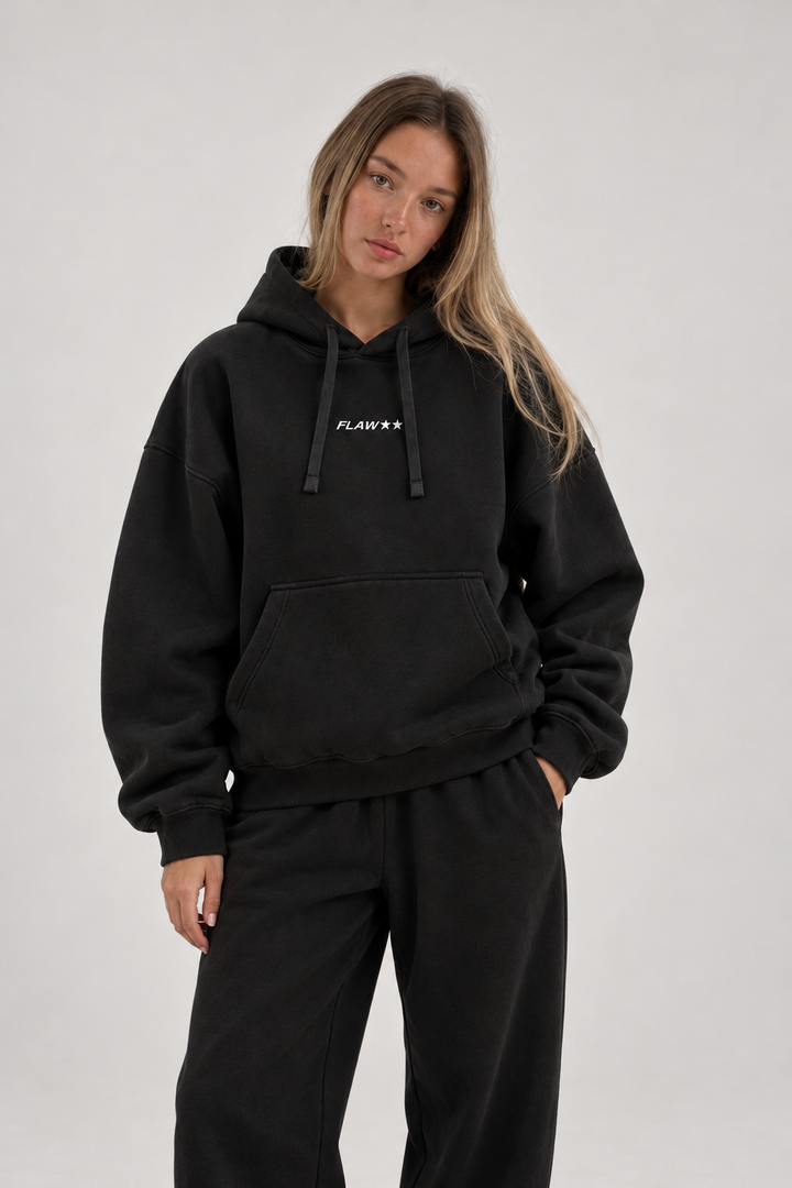 Polerón Essential Lactea Flaw - Negro - mujer en estudio - frente