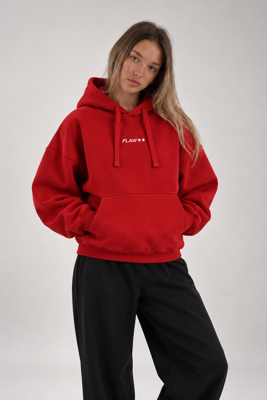 Polerón Essential Lactea Flaw - Rojo - mujer en estudio - frente