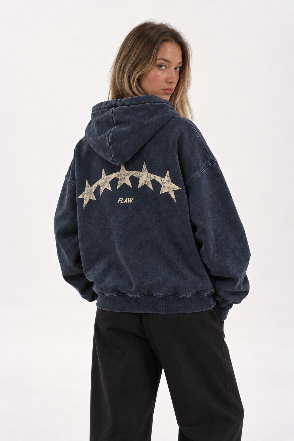 Polerón Essential Moon Acid Flaw - Azul marino Acid Wash - mujer en estudio - espalda