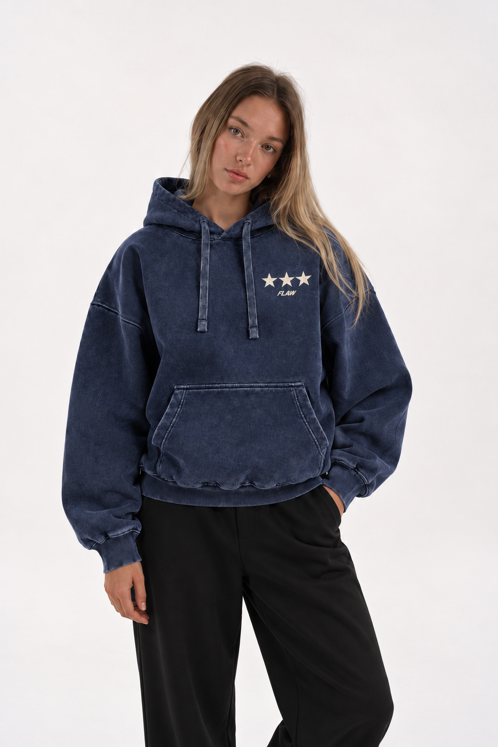 Polerón Essential Moon Acid Flaw - Azul marino Acid Wash - mujer en estudio - frente
