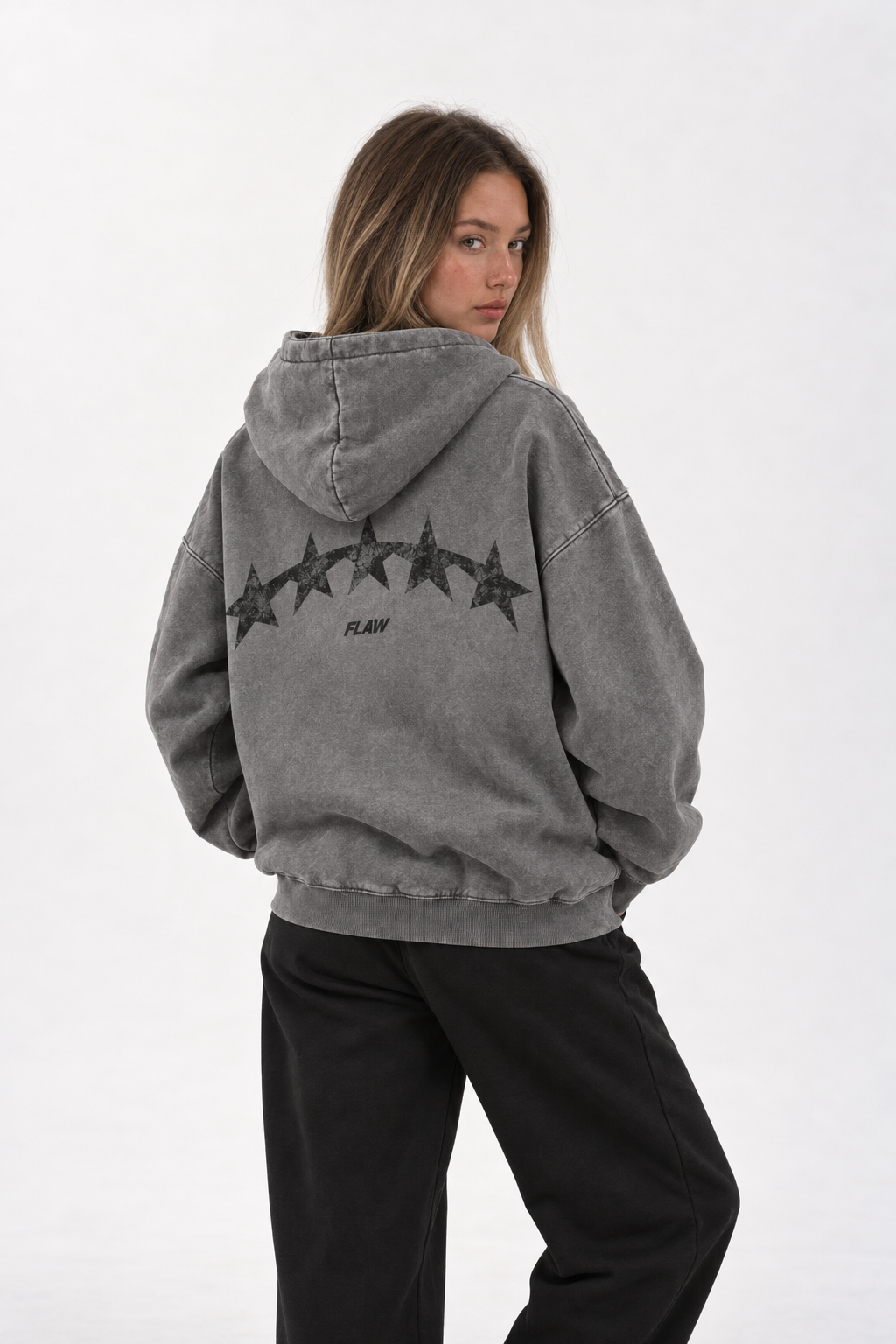 Polerón Essential Moon Acid Flaw - Gris Acid Wash 2.0 - mujer en estudio - espalda