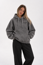 Polerón Essential Moon Acid Flaw - Gris Acid Wash 2.0 - mujer en estudio - frente