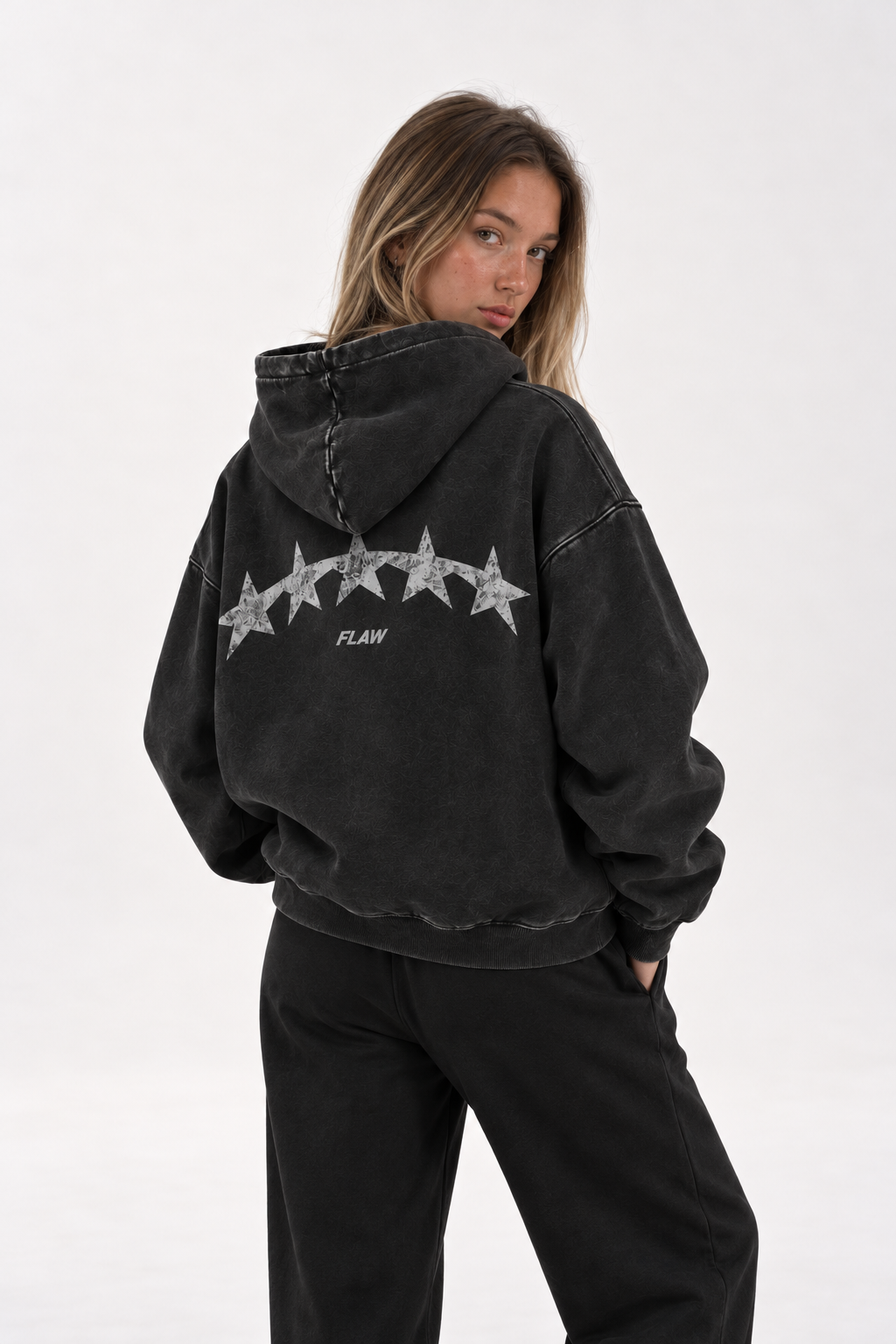 Polerón Essential Moon Acid Flaw - Negro Acid Wash - mujer en estudio - espalda