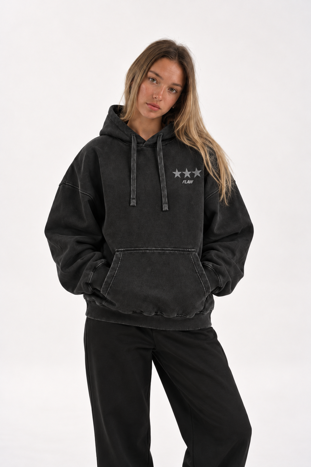 Polerón Essential Moon Acid Flaw - Negro Acid Wash - mujer en estudio - frente