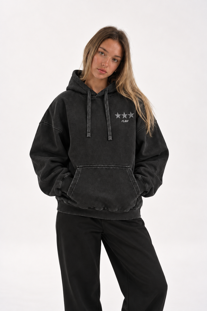 Polerón Essential Moon Acid Flaw - Negro Acid Wash - mujer en estudio - frente