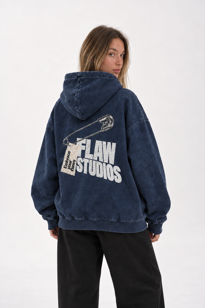 Polerón Essential Pin 2.0 Ácid Wash Flaw - Azul marino Acid Wash - mujer en estudio - espalda