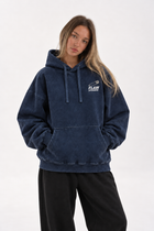 Polerón Essential Pin 2.0 Ácid Wash Flaw - Azul marino Acid Wash - mujer en estudio - frente