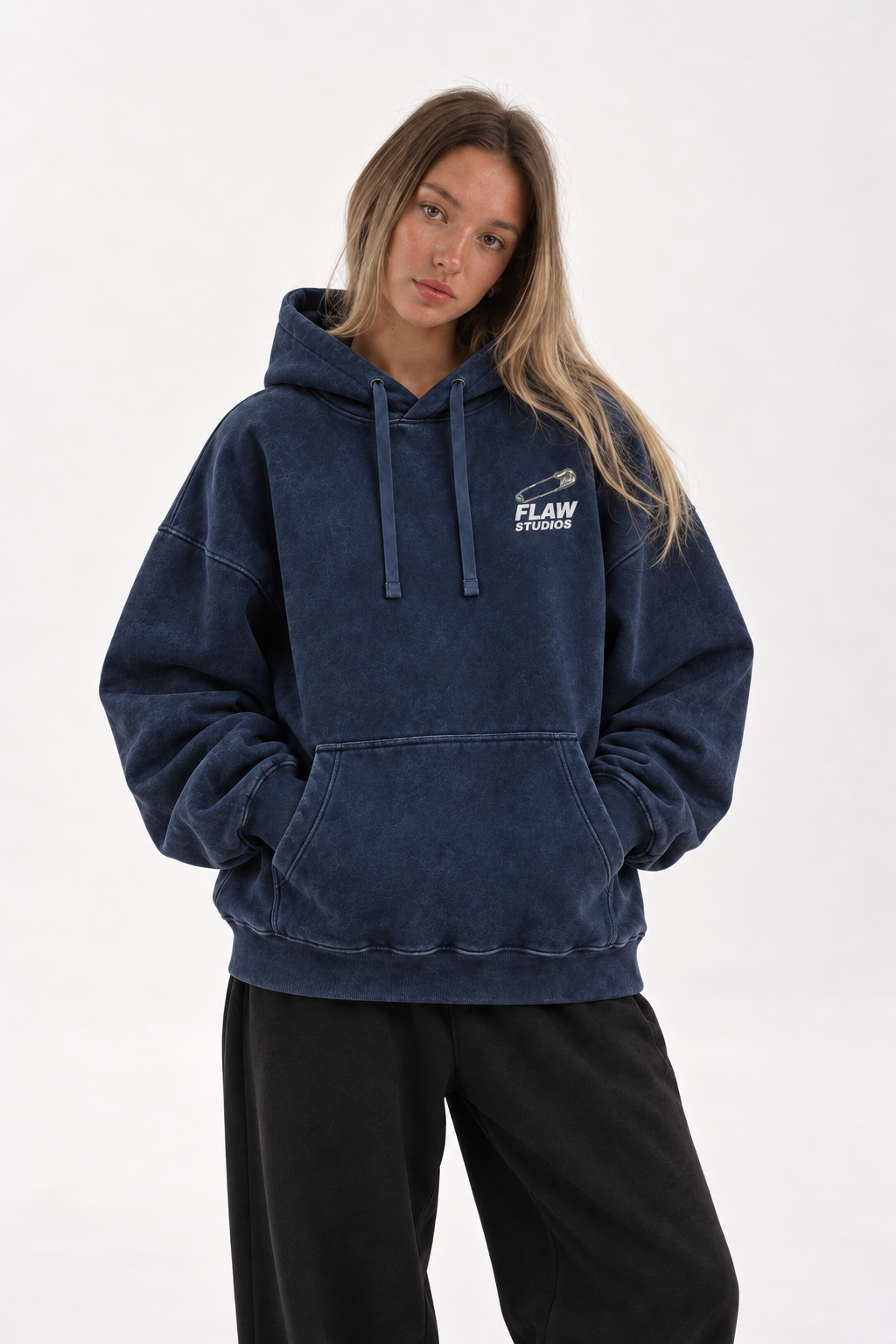 Polerón Essential Pin 2.0 Ácid Wash Flaw - Azul marino Acid Wash - mujer en estudio - frente