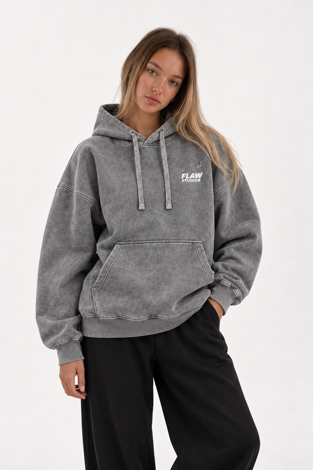 Polerón Essential Pin 2.0 Ácid Wash Flaw - Gris Acid Wash - mujer en estudio - frente