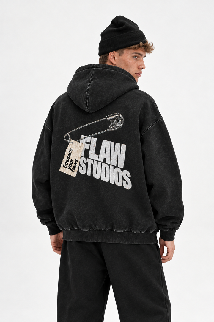 Polerón Essential Pin 2.0 Ácid Wash Flaw - Negro Acid Wash - hombre en estudio - espalda