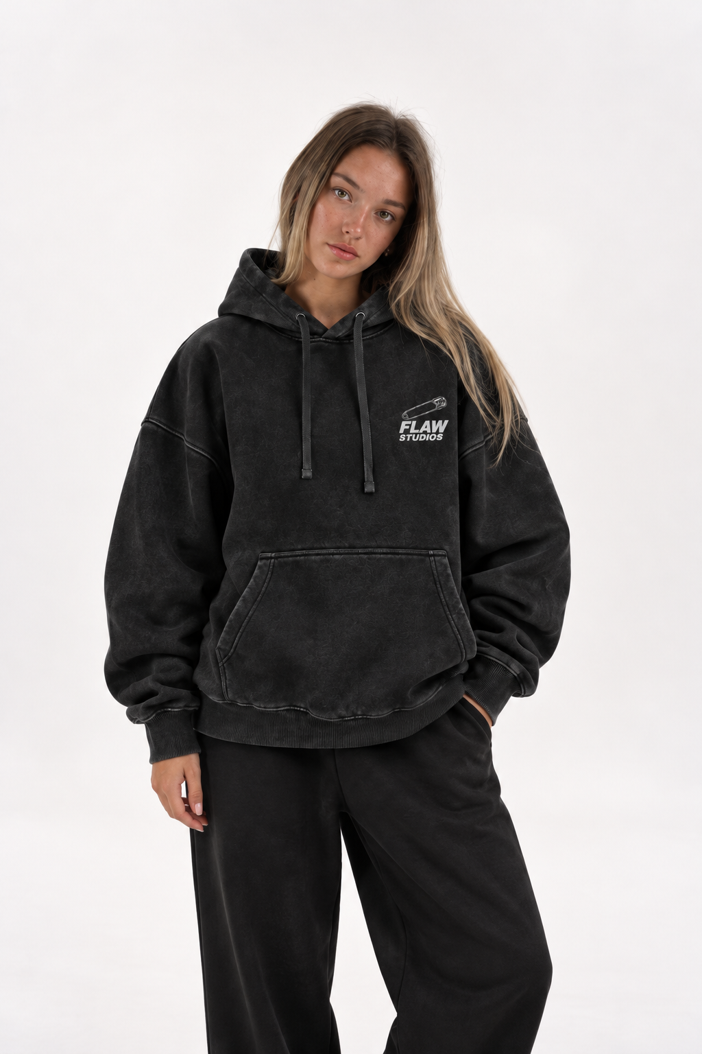 Polerón Essential Pin 2.0 Ácid Wash Flaw - Negro Acid Wash - mujer en estudio - frente