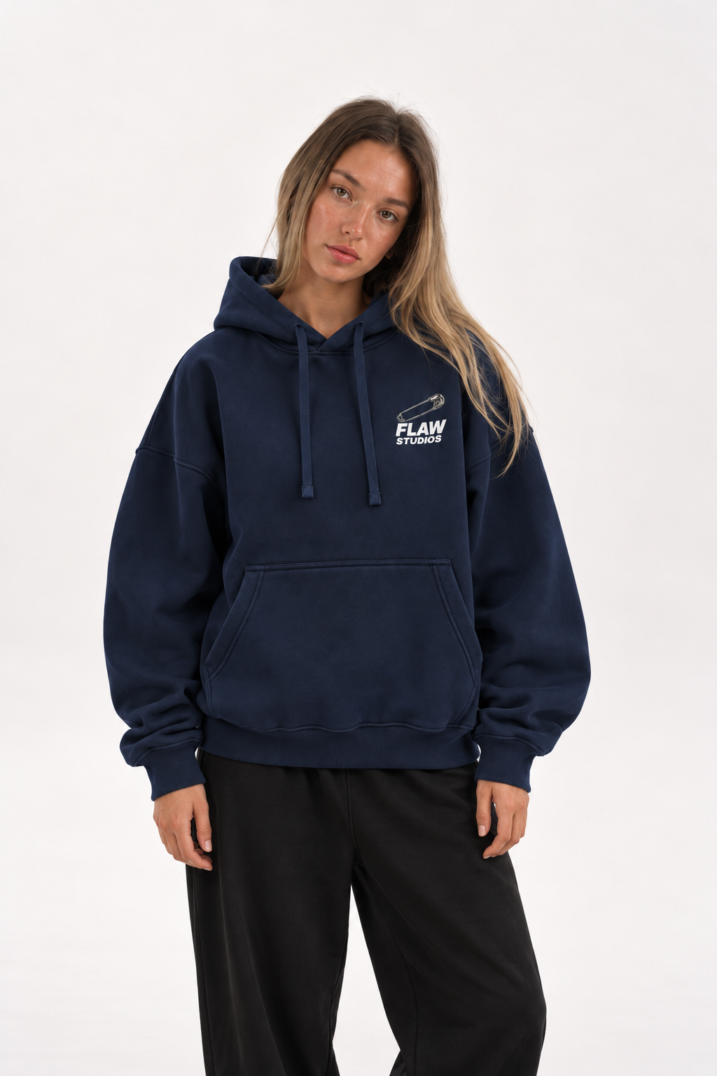Polerón Essential Pin 2.0 Flaw - Azul marino - mujer en estudio - frente