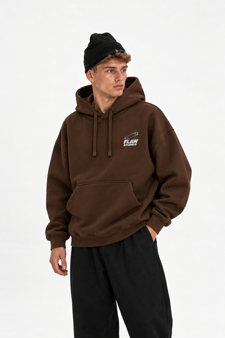 Polerón Essential Pin 2.0 Flaw - Café - hombre en estudio - frente