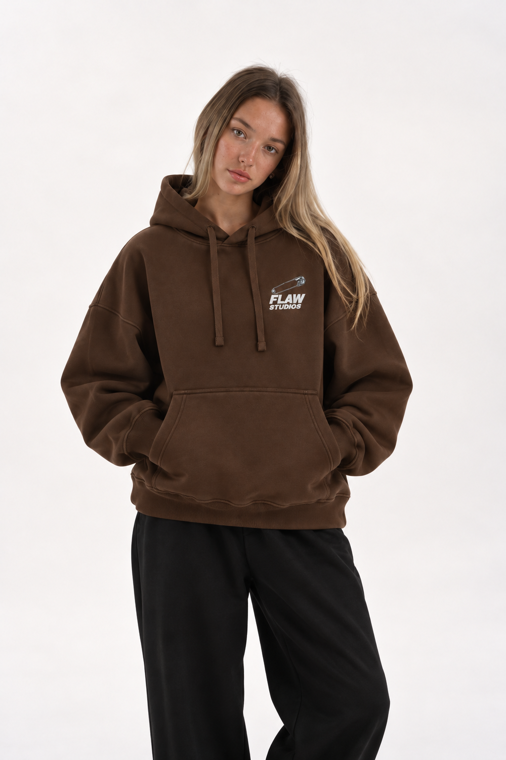 Polerón Essential Pin 2.0 Flaw - Café - mujer en estudio - frente