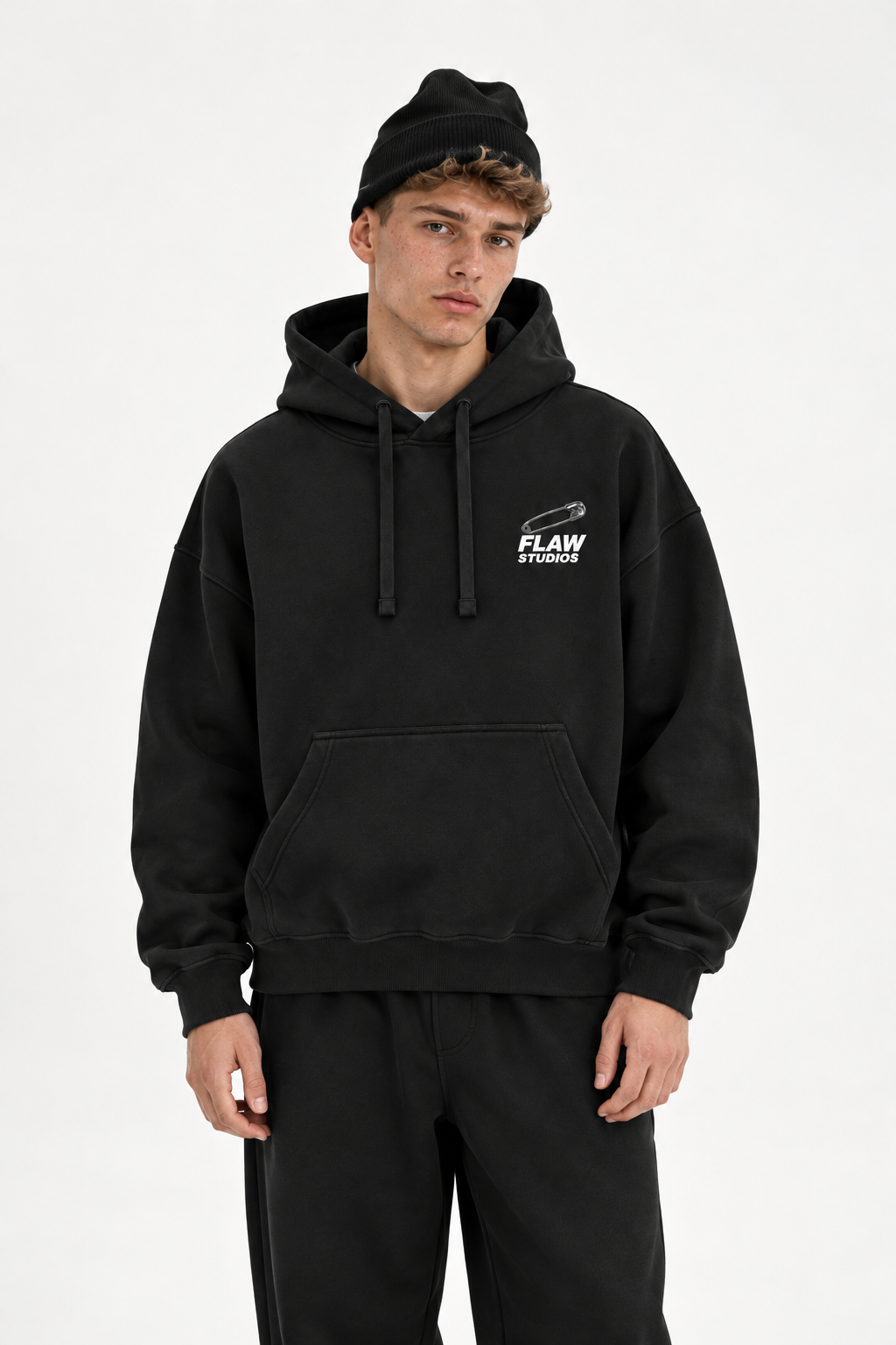 Polerón Essential Pin 2.0 Flaw - Negro - hombre en estudio - frente