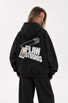 Polerón Essential Pin 2.0 Flaw - Negro - mujer en estudio - espalda