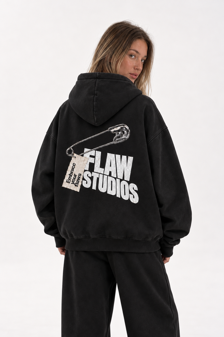 Polerón Essential Pin 2.0 Flaw - Negro - mujer en estudio - espalda