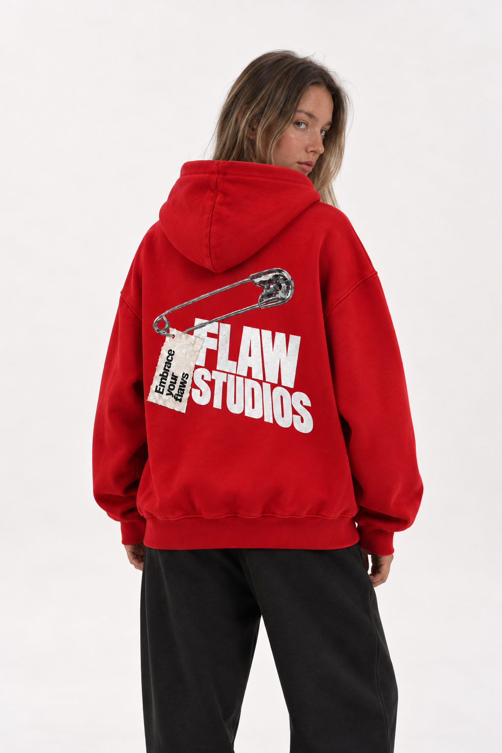 Polerón Essential Pin 2.0 Flaw - Rojo - mujer en estudio - espalda