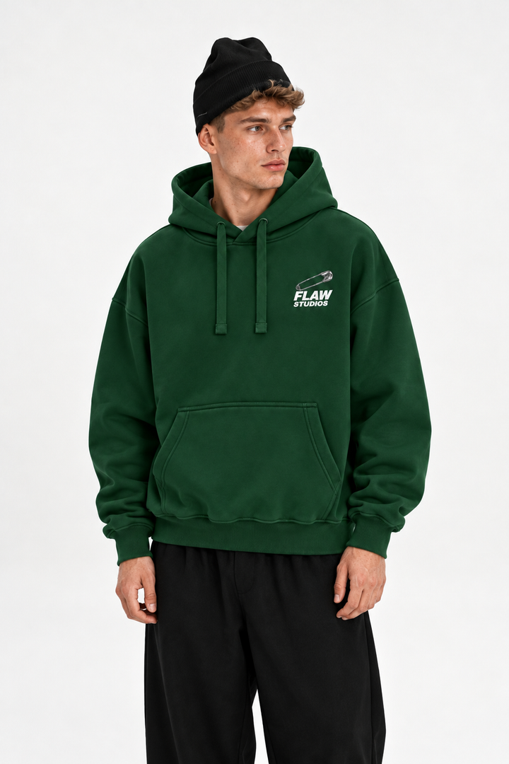 Polerón Essential Pin 2.0 Flaw - Verde botella - hombre en estudio - frente