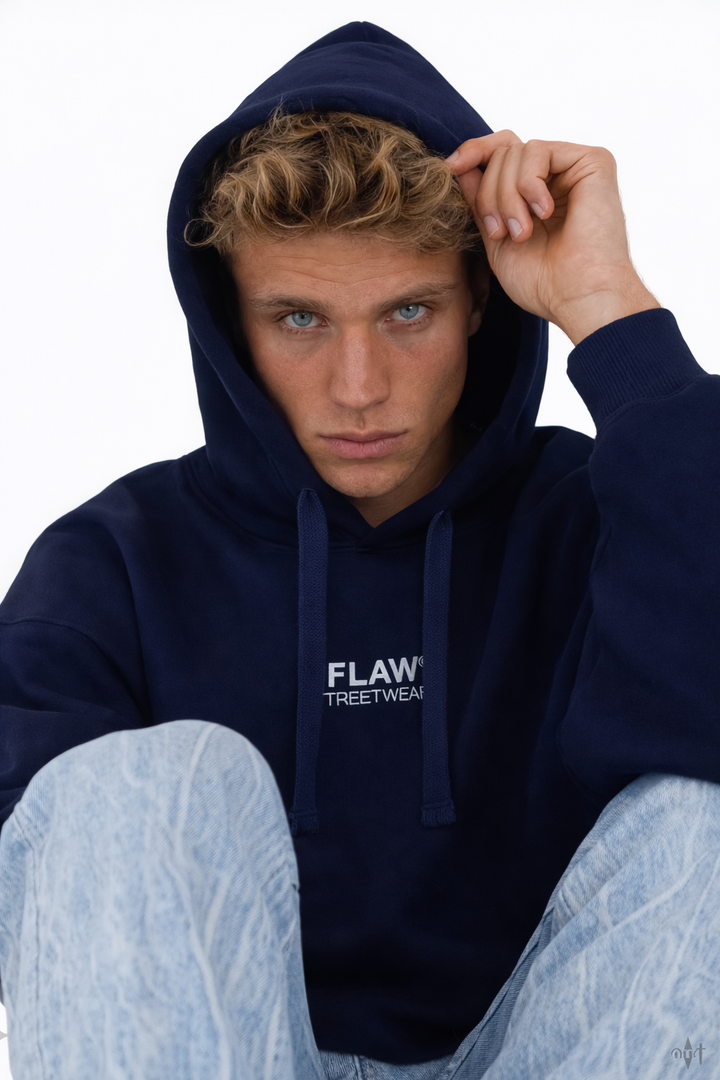 Modelo usando polerón canguro oversized azul marino FLAW con logo frontal