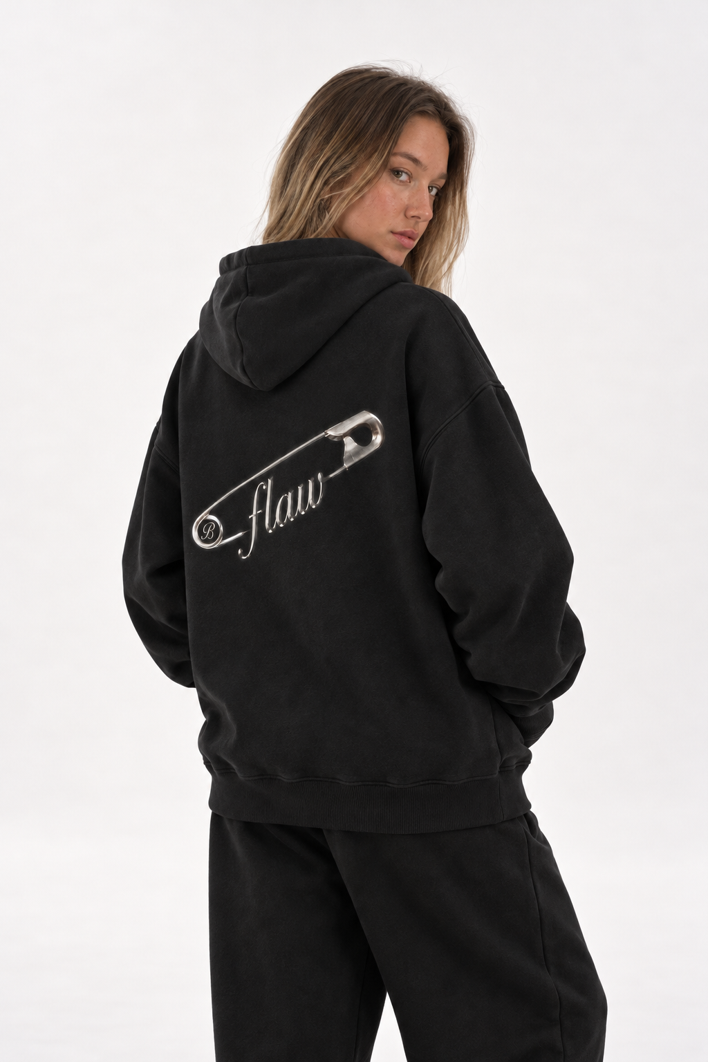 Polerón Essential Safety Pin Flaw - Black - mujer en estudio - espalda