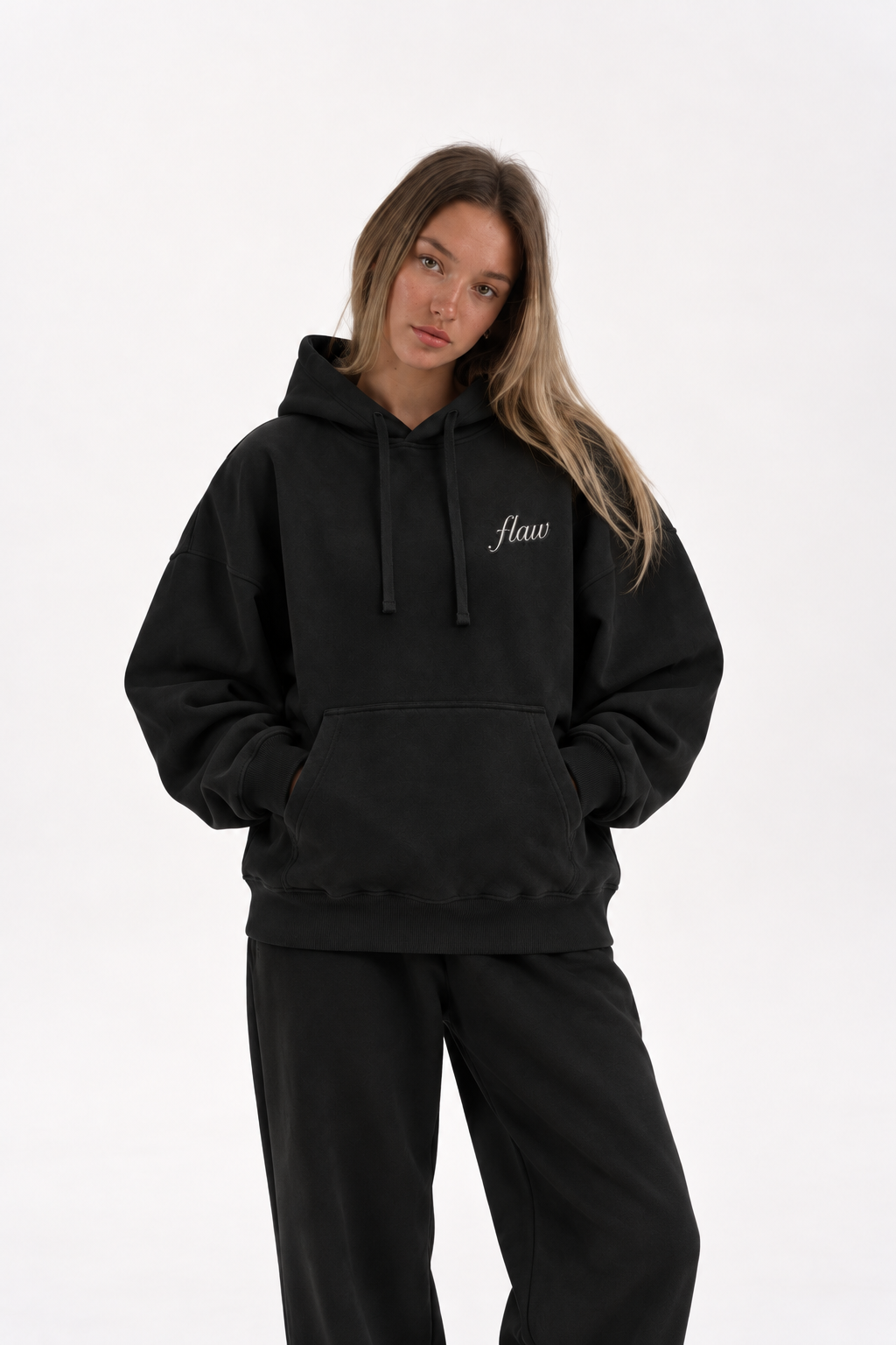 Polerón Essential Safety Pin Flaw - Black - mujer en estudio - frente