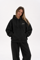 Polerón Essential Safety Pin Flaw - Black - mujer en estudio - frente