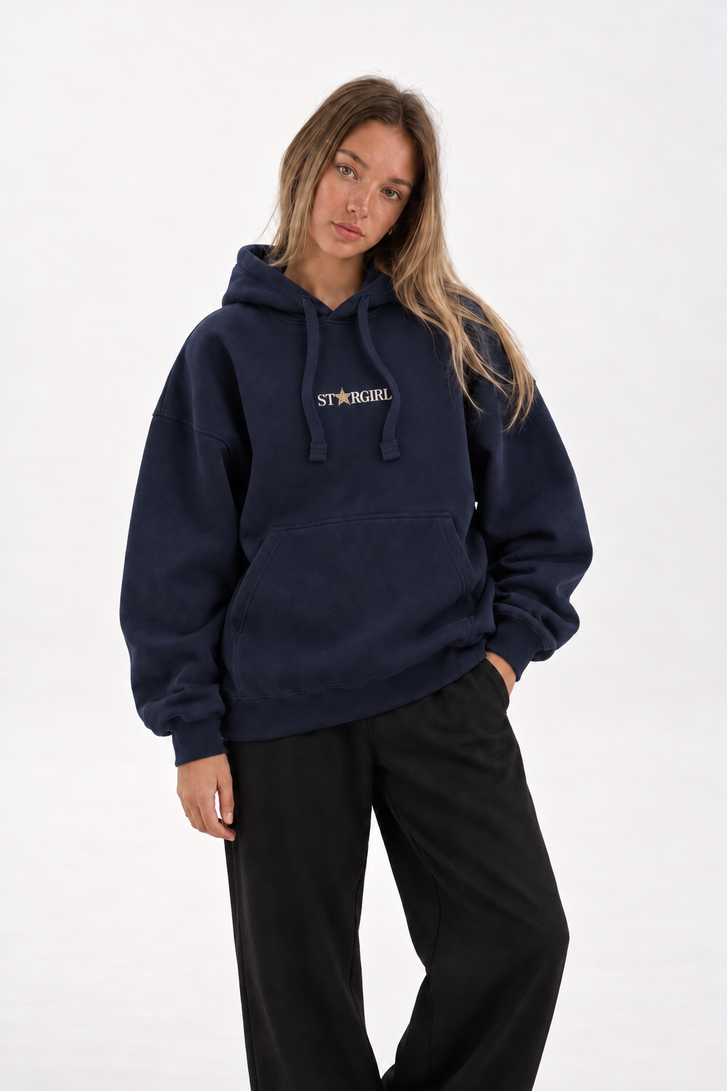 Polerón Essential Stargirl Flaw - Azul marino - mujer en estudio - frente