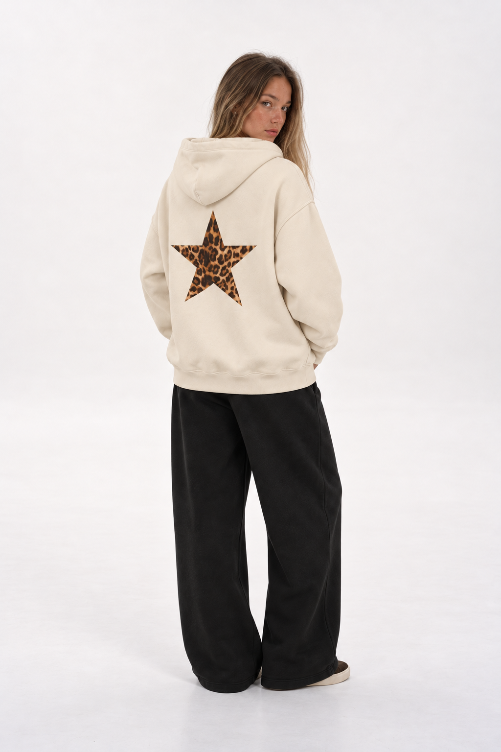 Polerón Essential Stargirl Flaw - Crudo - mujer en estudio - espalda