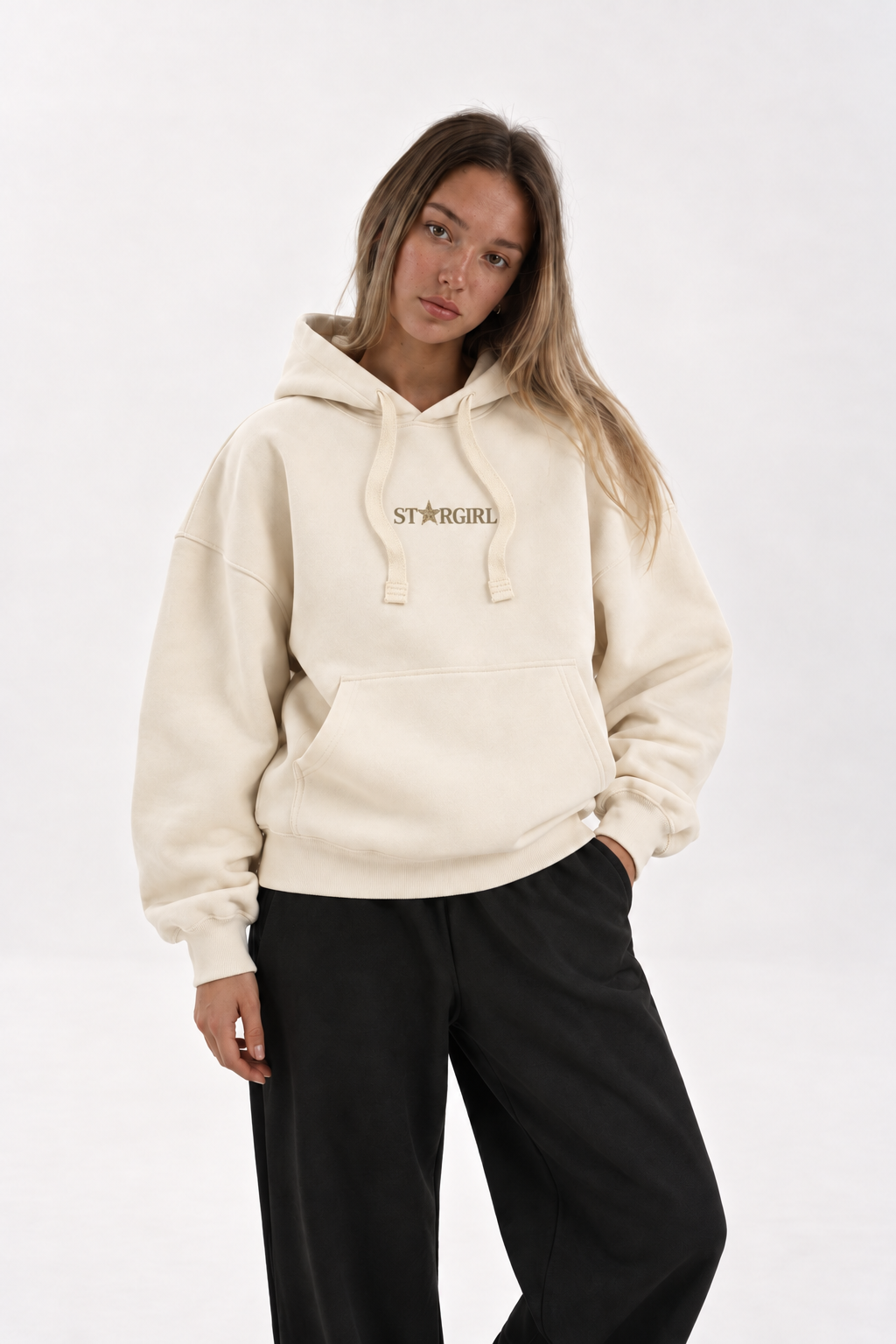 Polerón Essential Stargirl Flaw - Crudo - mujer en estudio - frente