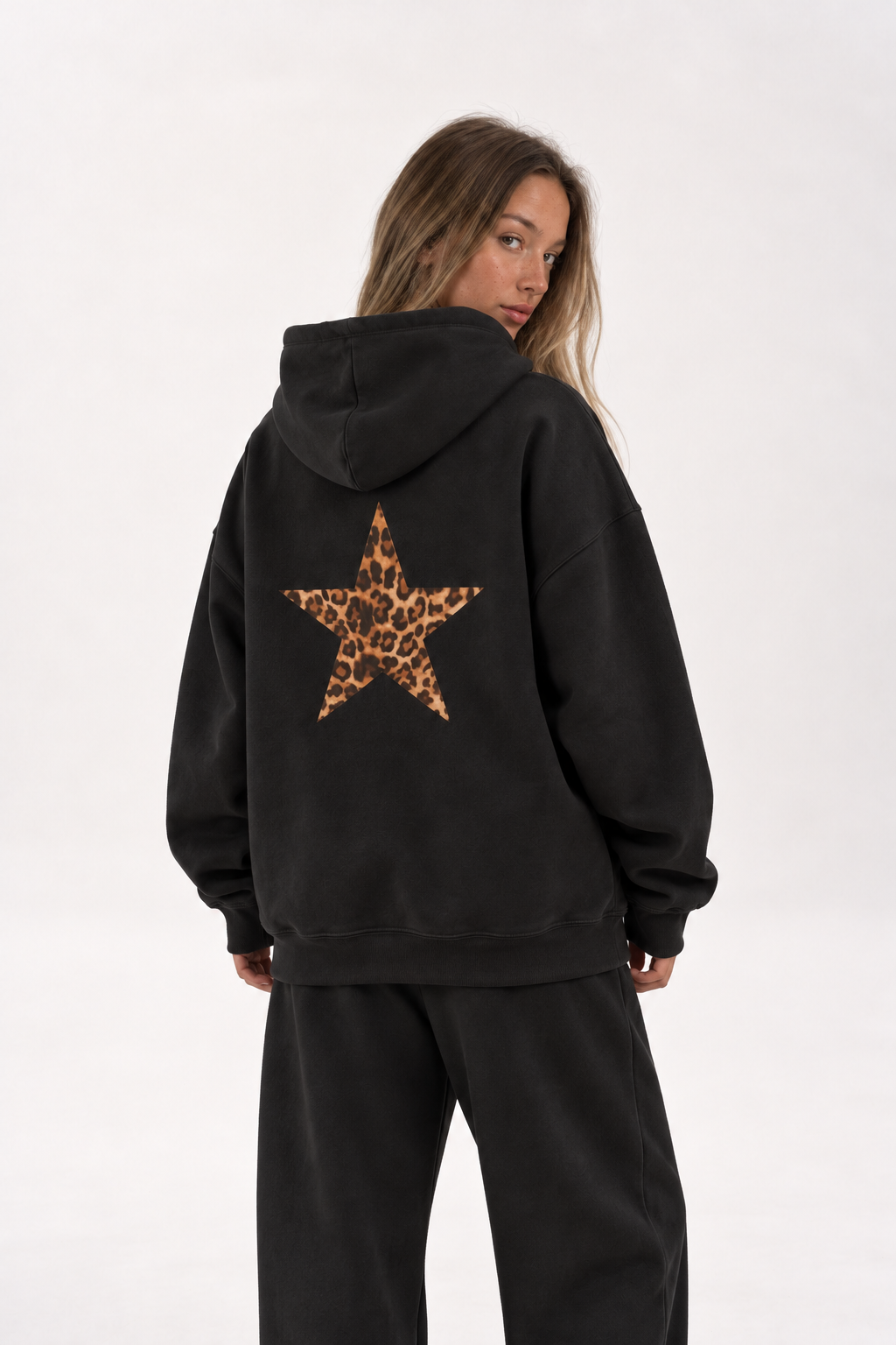 Polerón Essential Stargirl Flaw - Negro - mujer en estudio - espalda