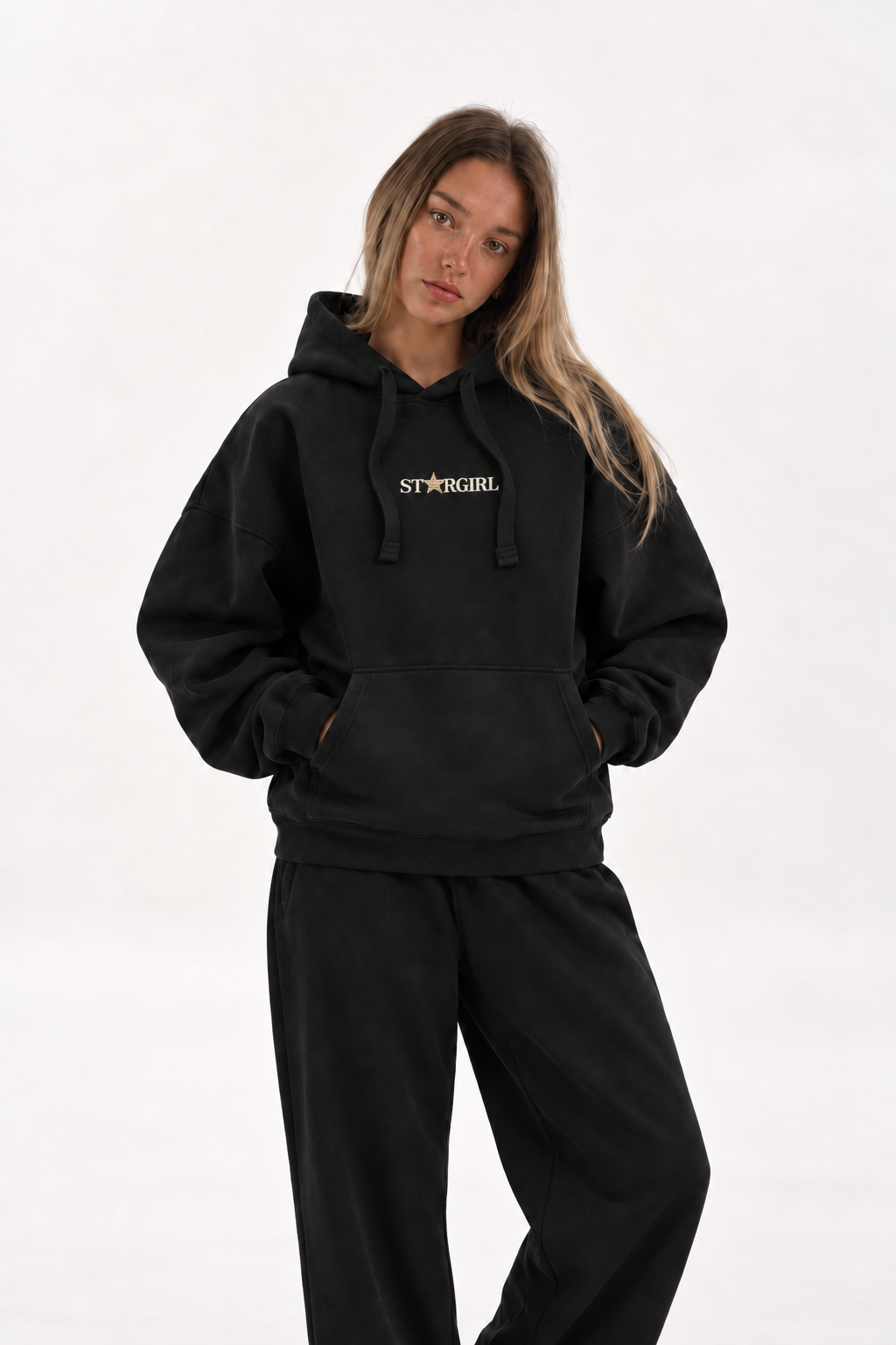 Polerón Essential Stargirl Flaw - Negro - mujer en estudio - frente
