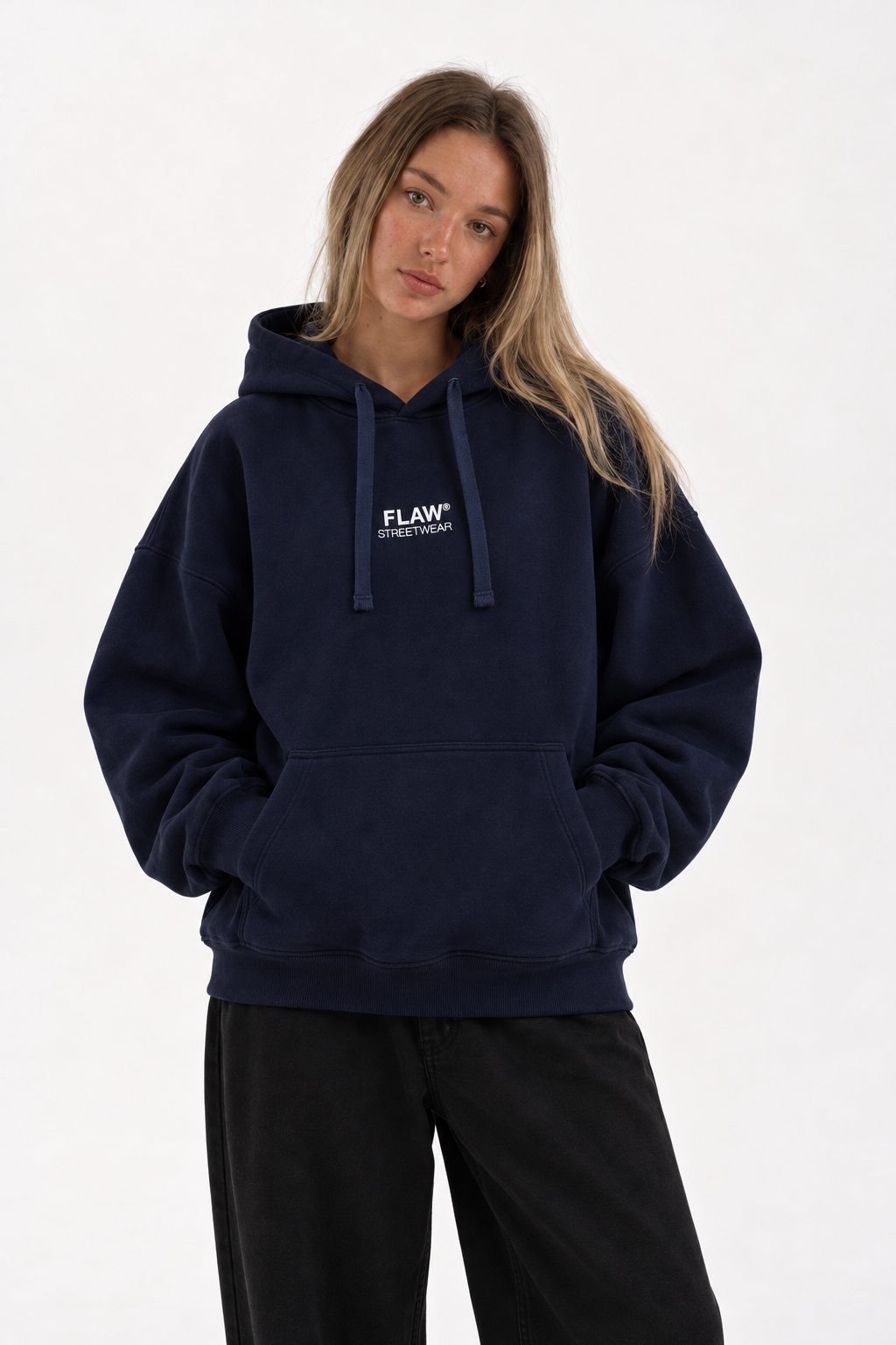 Polerón Essential Flaw - Azul marino - mujer en estudio - frente