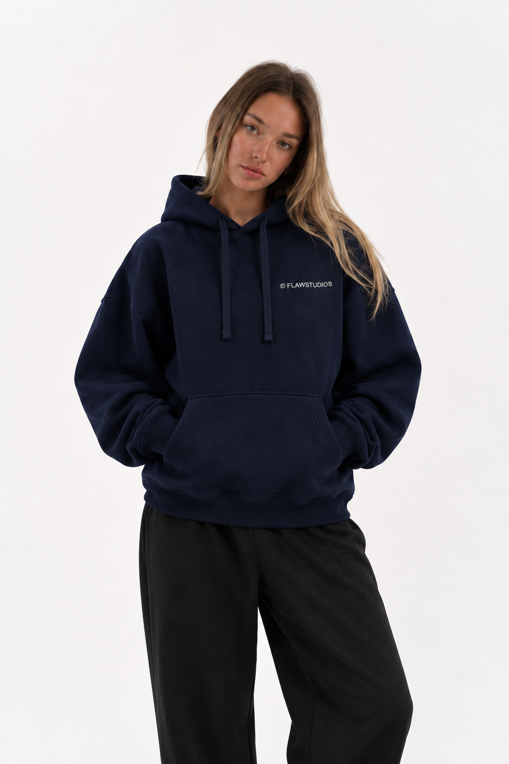 Polerón Essential Studios Flaw - Azul marino - mujer en estudio - frente
